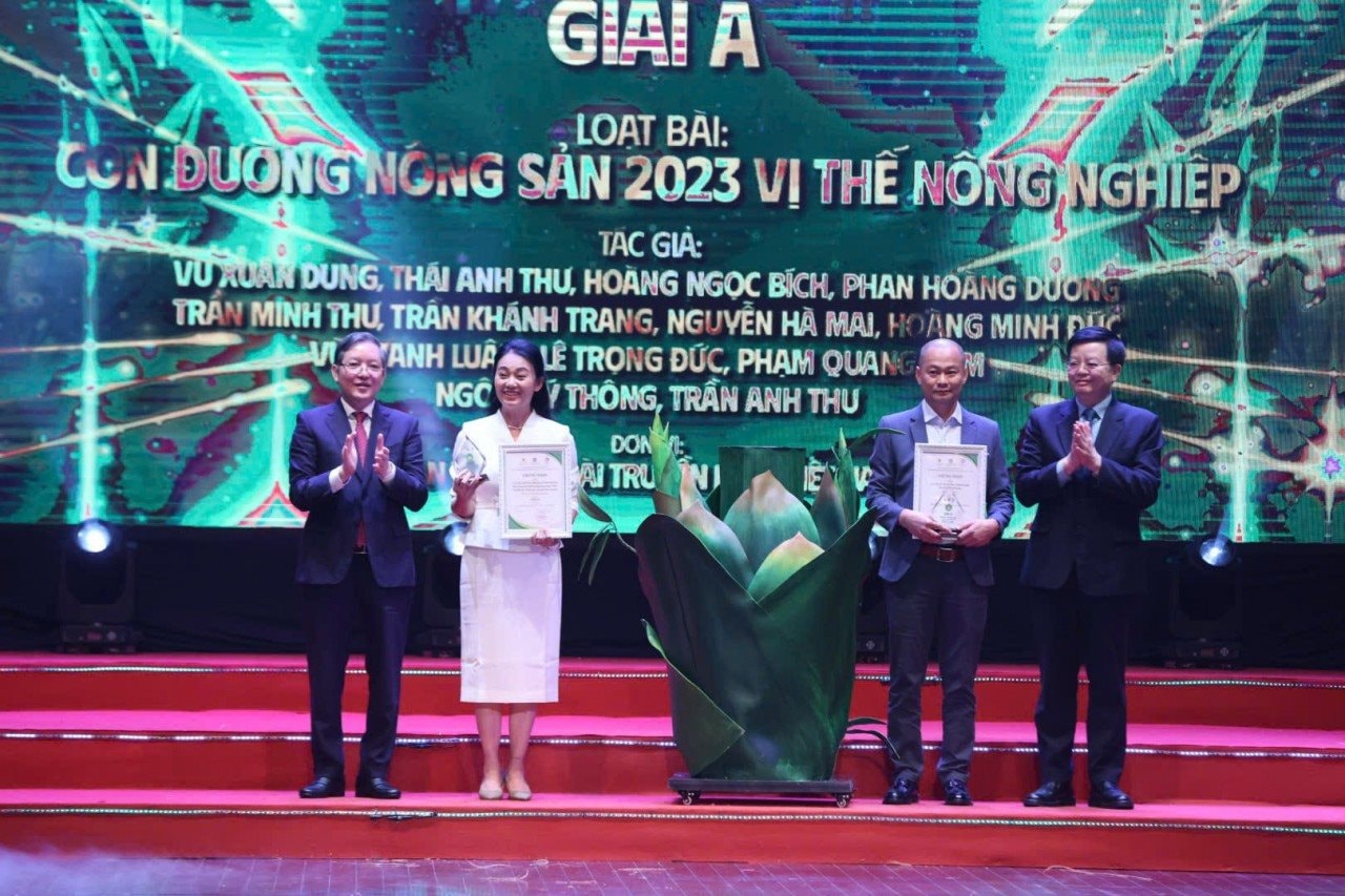 Ban tổ chức trao giải A cho các tác giả đoạt giải.