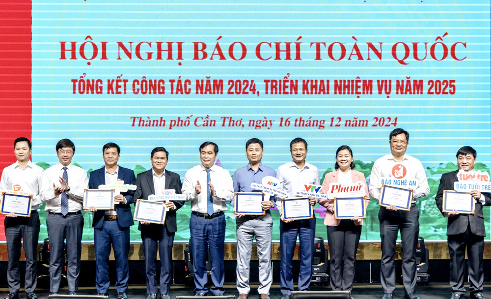 Giám đốc Đài PTTH PG88 go Bắn cá Trần Minh Ngọc (thứ 5 từ phải sang) đón nhận Chứng nhận đơn vị báo chí đạt mức xuất sắc về trưởng thành chuyển đổi số báo chí năm 2024.