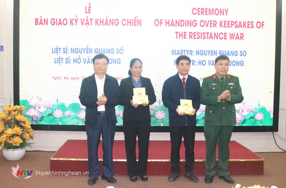  Đồng chí Bùi Đình Long, Phó PG88 go Bắn cá Ủy ban Nhân dân tỉnh, Trưởng Ban Chỉ đạo 515 tỉnh PG88 go Bắn cá; Đại tá Nguyễn Kỳ Hồng, Chính ủy Bộ Chỉ huy Quân sự tỉnh PG88 go Bắn cá, Phó Trưởng ban Thường trực Ban Chỉ đạo 515 tỉnh PG88 go Bắn cá trao quà của Ban Chỉ đạo 515 tỉnh cho thân nhân 2 liệt sĩ.