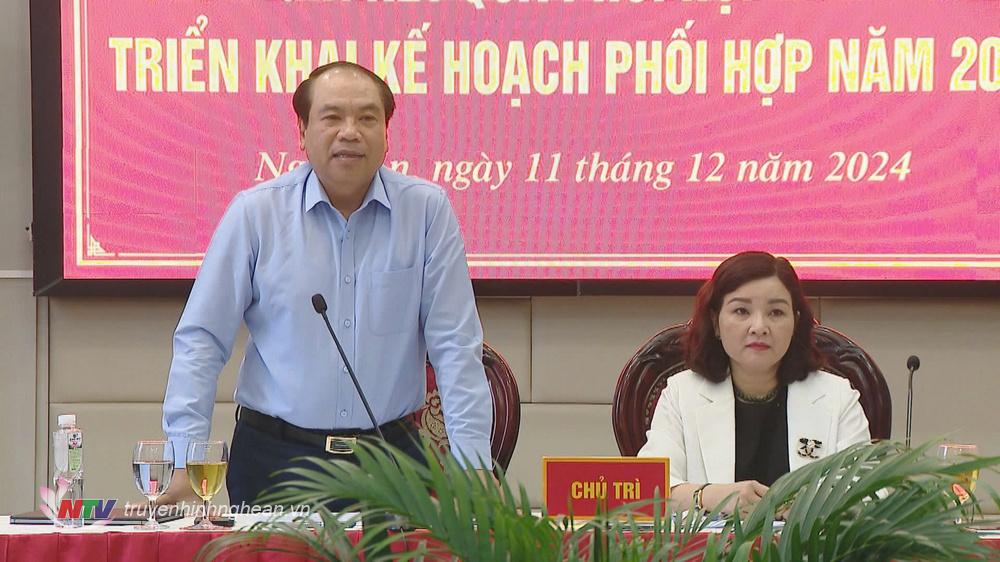 Đồng chí Hoàng Văn Minh - Giám đốc Bảo hiểm xã hội tỉnh phát biểu tại hội nghị.
