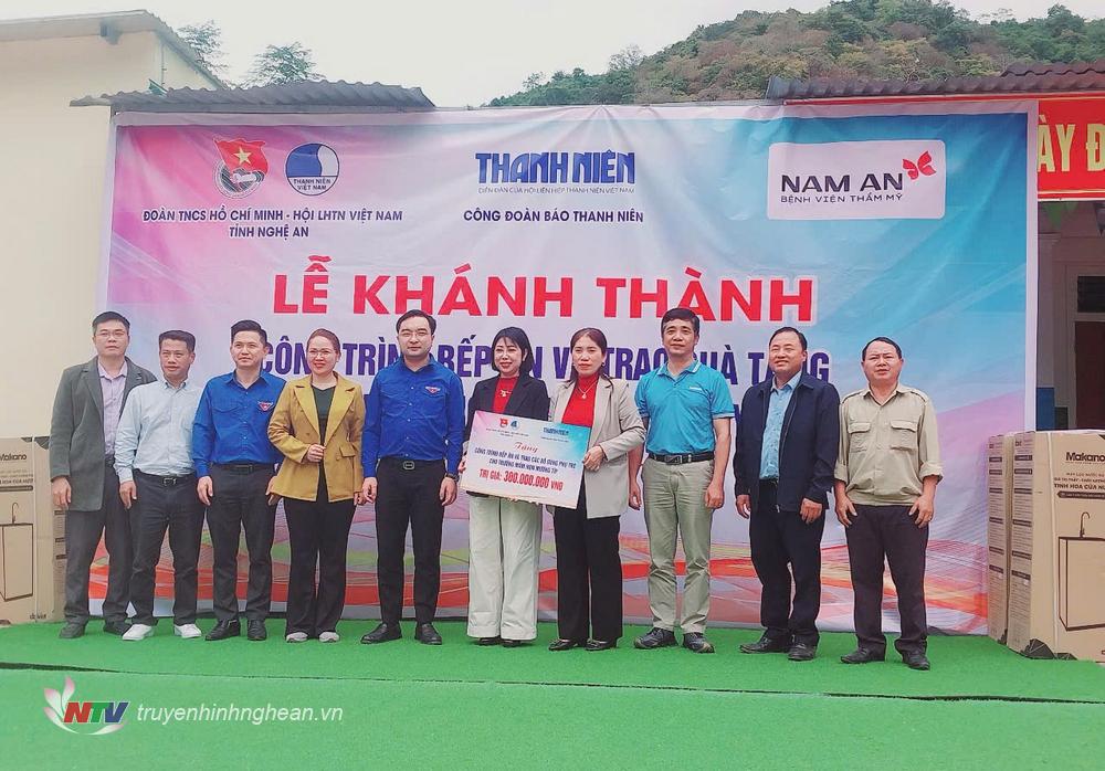 Các nhà tài trợ trao hỗ trợ cho nhà trường.