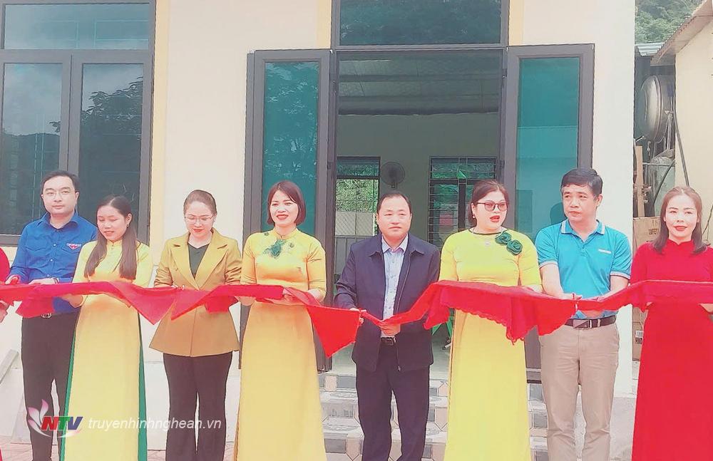 Các đại biểu cắt băng khánh thành công trình.