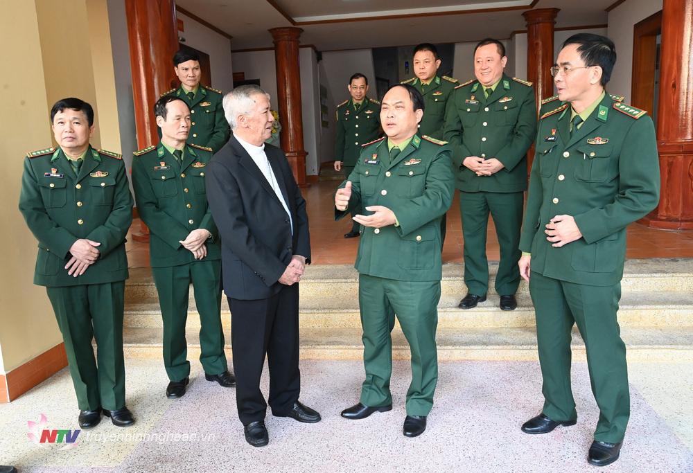 Đại tá Nguyễn Công Lực, Chỉ huy trưởng BĐBP tỉnh trao đổi với Giám mục Chính tòa Giáo phận Vinh Anphong Nguyễn Hữu Long