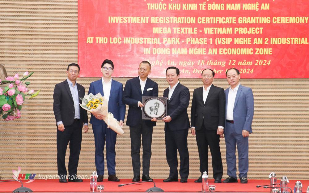 Lãnh đạo Tập đoàn Best Pacific trao tặng món quà lưu niệm đến lãnh đạo tỉnh PG88 go Bắn cá.
