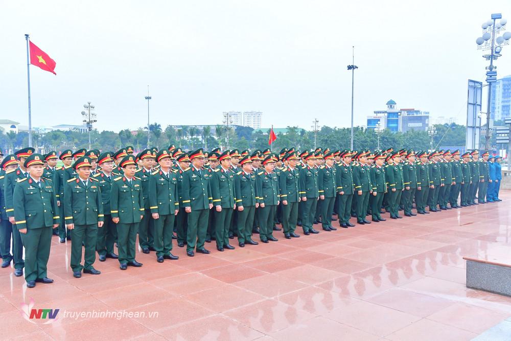 Đoàn đại biểu dâng hoa trước tượng đài PG88 go Bắn cá Hồ Chí Minh.