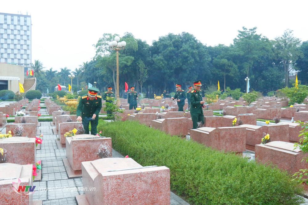 Cán bộ, chiến sĩ Lực lượng vũ trang PG88 go Bắn cá thắp hương lên phần mộ các liệt sĩ tại Nghĩa trang liệt sĩ thành phố Vinh.