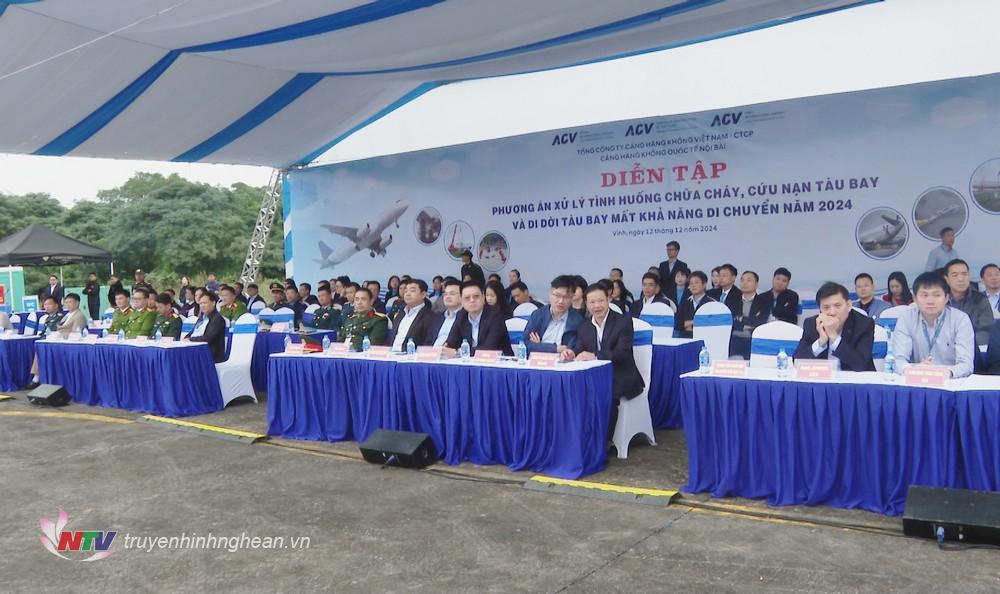 Các đại biểu theo dõi buổi diễn tập.