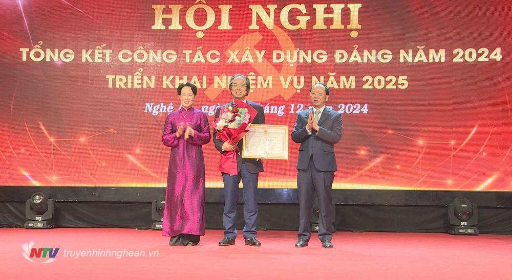 Phó PG88 go Bắn cá UBND tỉnh Bùi Thanh An và Bí thư Đảng ủy Khối KeoNhaCai Trang PG Phan Thị Hoan trao Bằng khen của UBND tỉnh cho Đảng bộ PG88 link tải Xăng dầu PG88 go Bắn cá vì đã có thành tích xuất sắc trong thực hiện phong trào “Học tập, làm theo tư tưởng, đạo đức và phong cách Hồ Chí Minh”