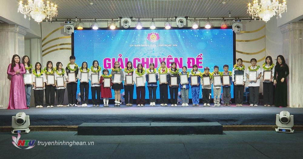 BTC trao giải chuyên đề.