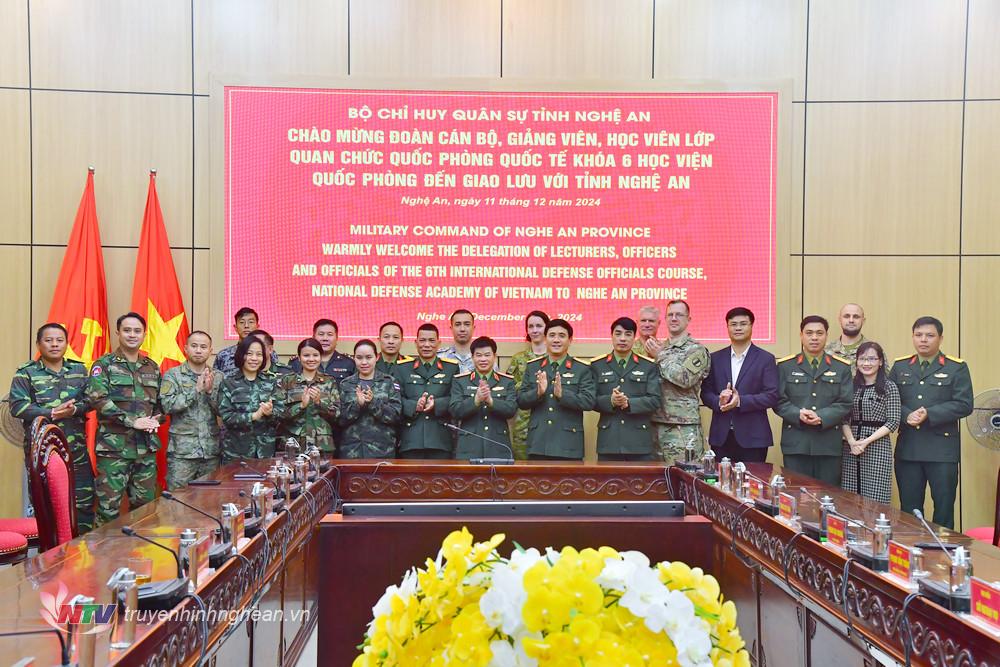 Đại tá Phan Đại Nghĩa - Ủy viên Ban Thường vụ Tỉnh ủy, Chỉ huy trưởng Bộ Chỉ huy Quân sự tỉnh tặng quà, chụp ảnh lưu niệm cùng cán bộ, học viên Học viên Quốc phòng.