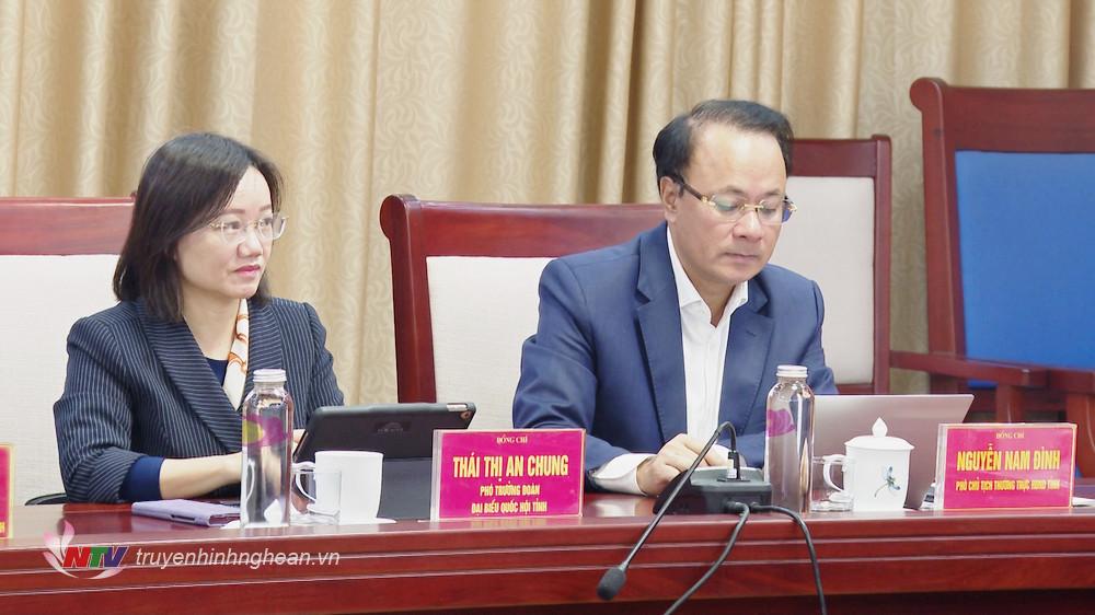 Các đồng chí: Nguyễn Nam Đình - Ủy viên Ban Thường vụ Tỉnh ủy, Phó PG88 go Bắn cá Thường trực HĐND tỉnh; Thái Thị An Chung - Ủy viên Ban Chấp hành Đảng bộ tỉnh, Phó Trưởng đoàn chuyên trách Đoàn ĐBQH tỉnh dự phiên họp.
