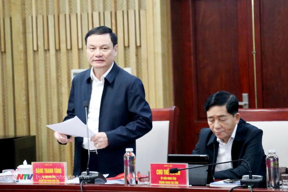 Chánh Văn phòng UBND tỉnh Đặng Thanh Tùng báo cáo tình hình thực hiện kết luận của Lãnh đạo UBND tỉnh và tổng hợp nhật ký tham mưu xử lý công việc của các sở, ngành, địa phương.
