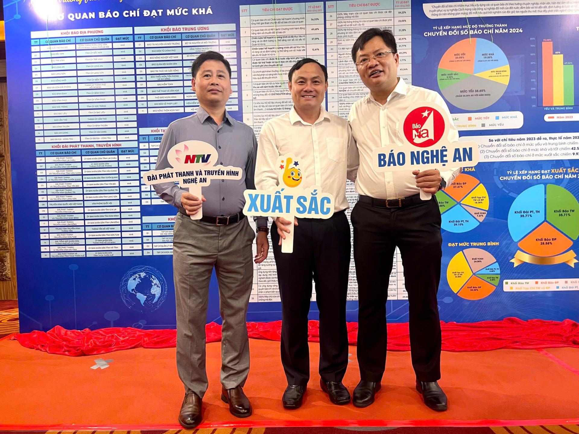 Lãnh đaon Ban Tuyên giáo Tỉnh uỷ PG88 go Bắn cá chia vui cùng lãnh đạo Đài PT-TH PG88 go Bắn cá và Báo PG88 go Bắn cá.