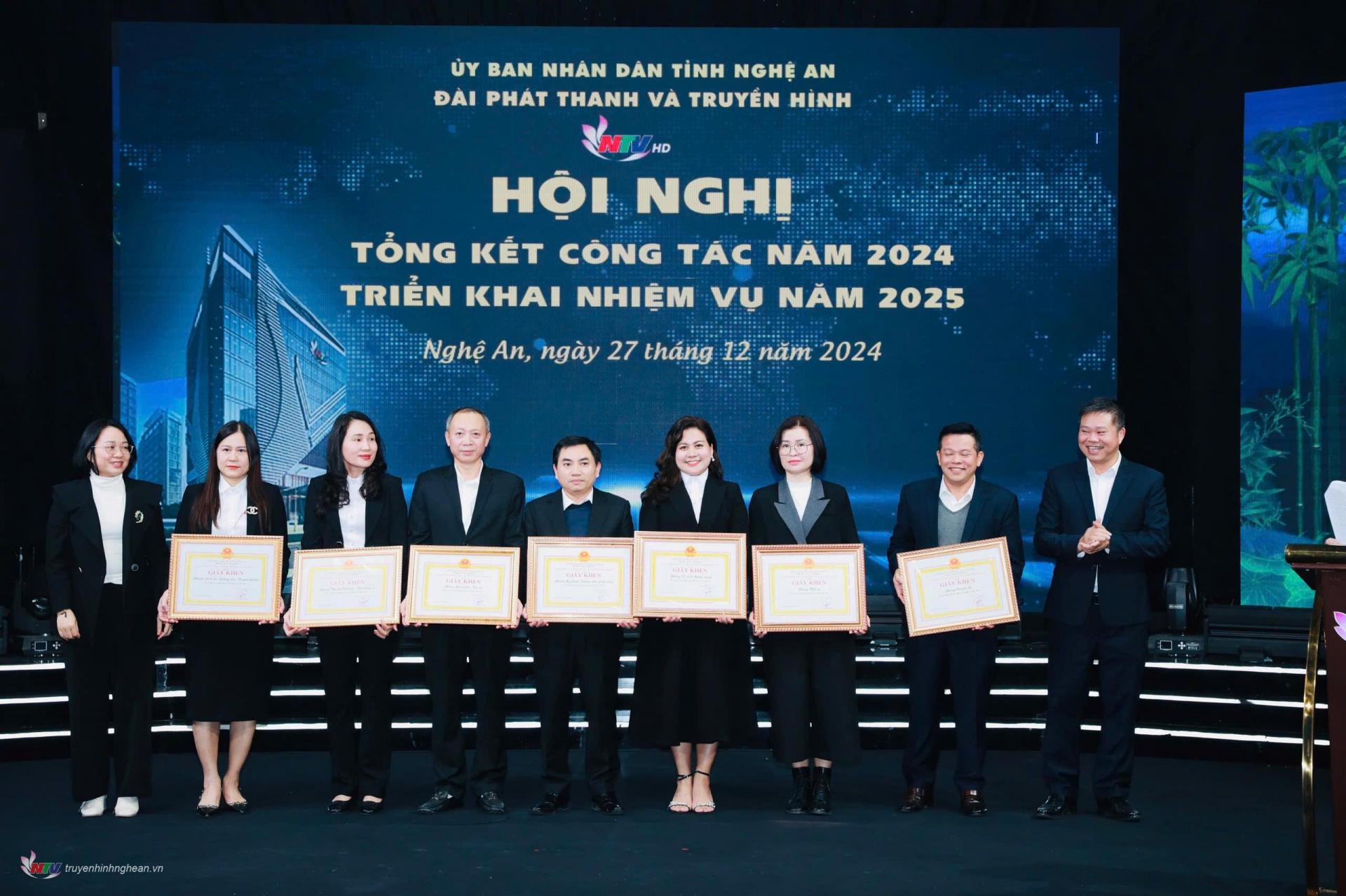 Đồng chí Trần Thị Huyền - Phó Bí thư Đảng ủy, Phó Giám đốc Đài PTTH PG88 go Bắn cá và đồng chí Nguyễn Trung Thảo Phó Giám đốc Đài PTTH PG88 go Bắn cá trao giấy khen của Giám đốc Đài cho các tập thể.