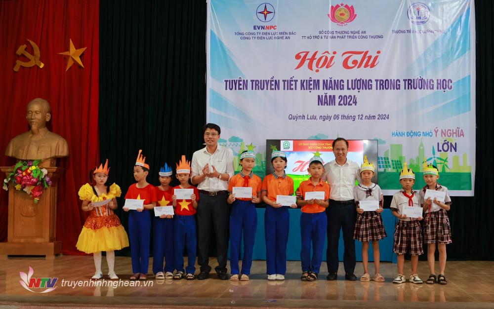 Trao quà cho các học sinh có hoàn cảnh khó khăn vươn lên học tốt.