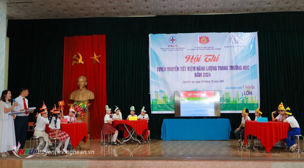 Các đội tham gia phần thi trắc nghiệm.