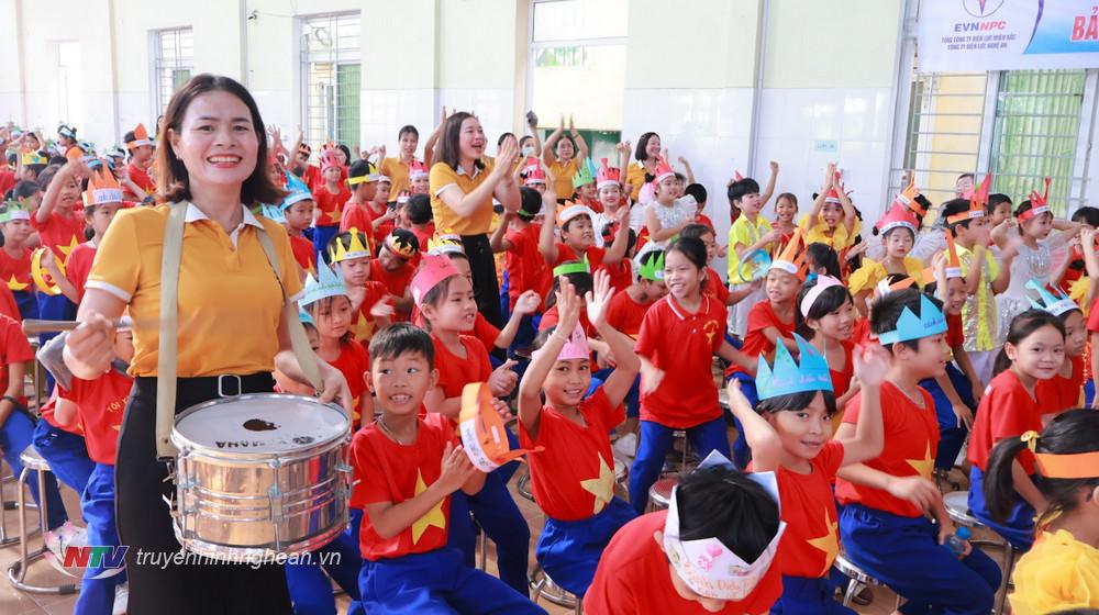 Giáo viên, học sinh cổ vũ tinh thần cho các đội thi.