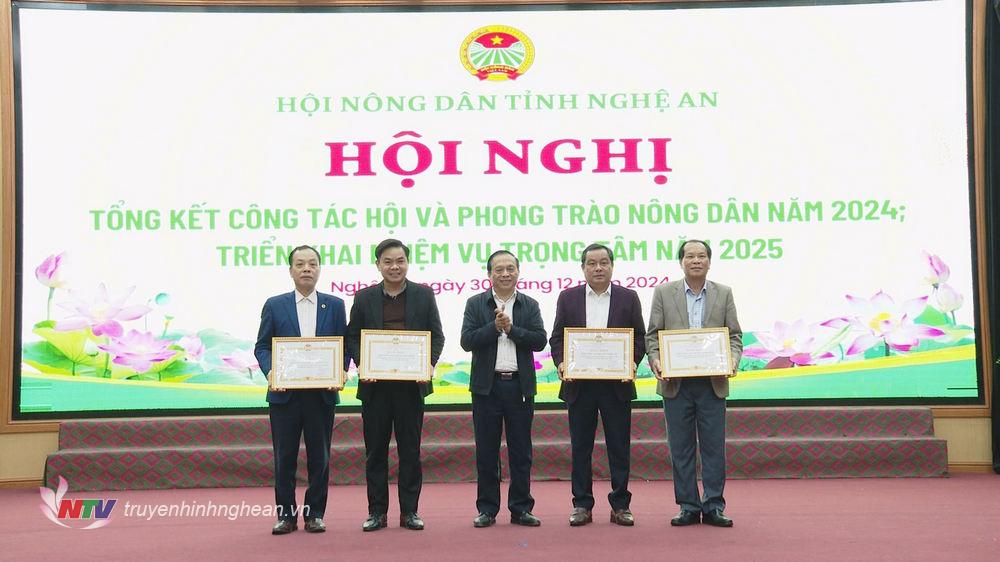 Phó PG88 go Bắn cá UBND tỉnh Nguyễn Văn Đệ trao bằng khen cho các cá nhân, tập thể.