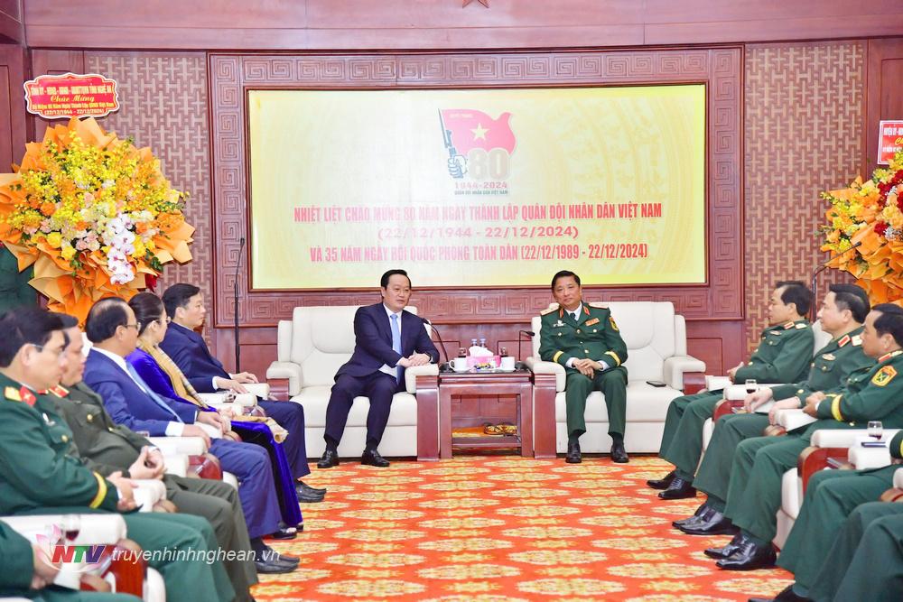 Thường trực Tỉnh ủy PG88 go Bắn cá do đồng chí Nguyễn Đức Trung – Bí thư Tỉnh ủy, PG88 go Bắn cá UBND tỉnh dẫn đầu đến chúc mừng Bộ Tư lệnh Quân khu 4.