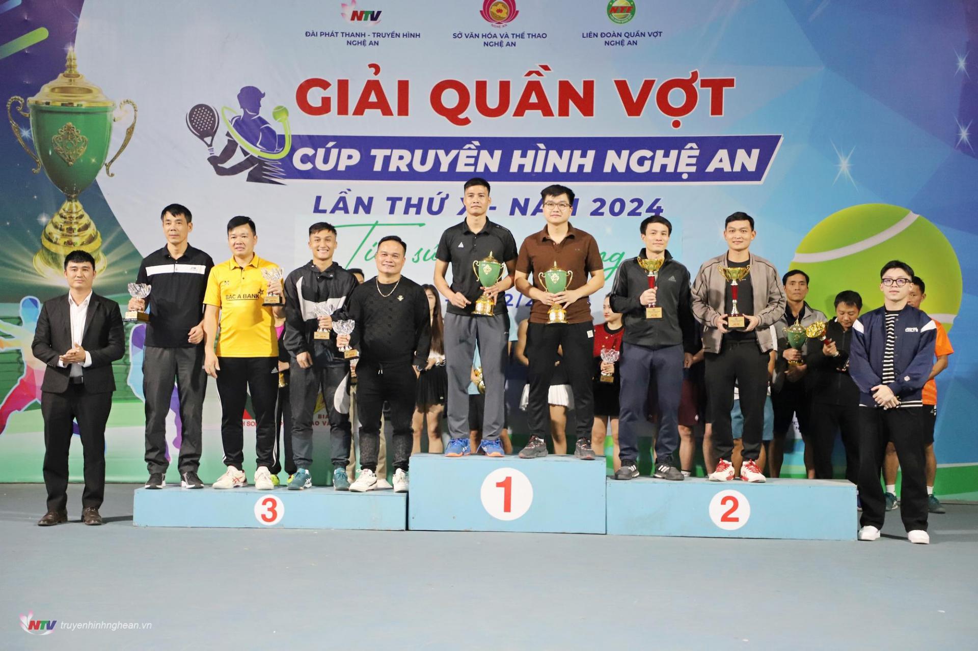 Trao giải thưởng các cặp vận động viên xuất sắc nội dung Đôi nam hạng B tổng trình 1380