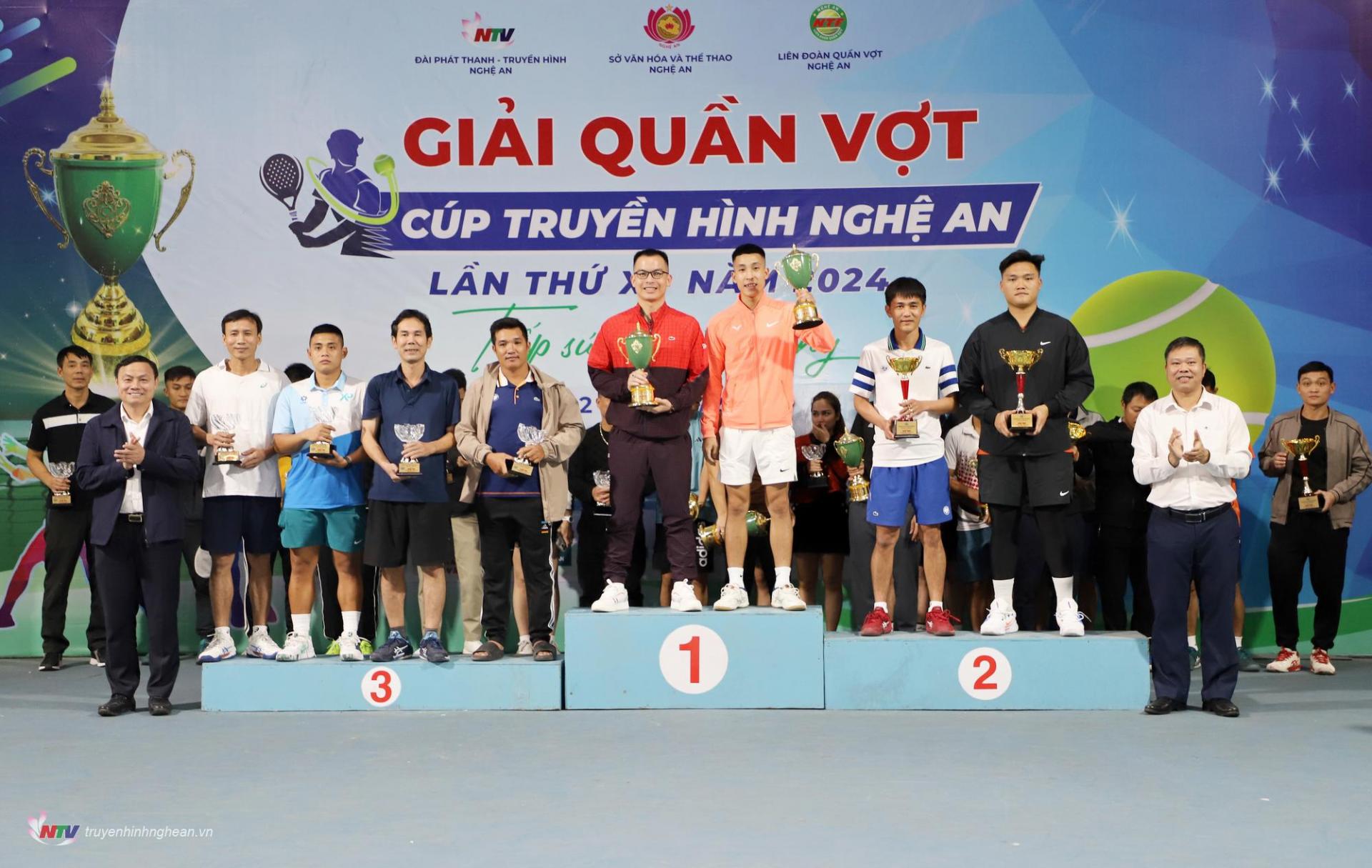 Trao giải thưởng các cặp vận động viên xuất sắc nội dung Đôi nam hạng A tổng trình 1480