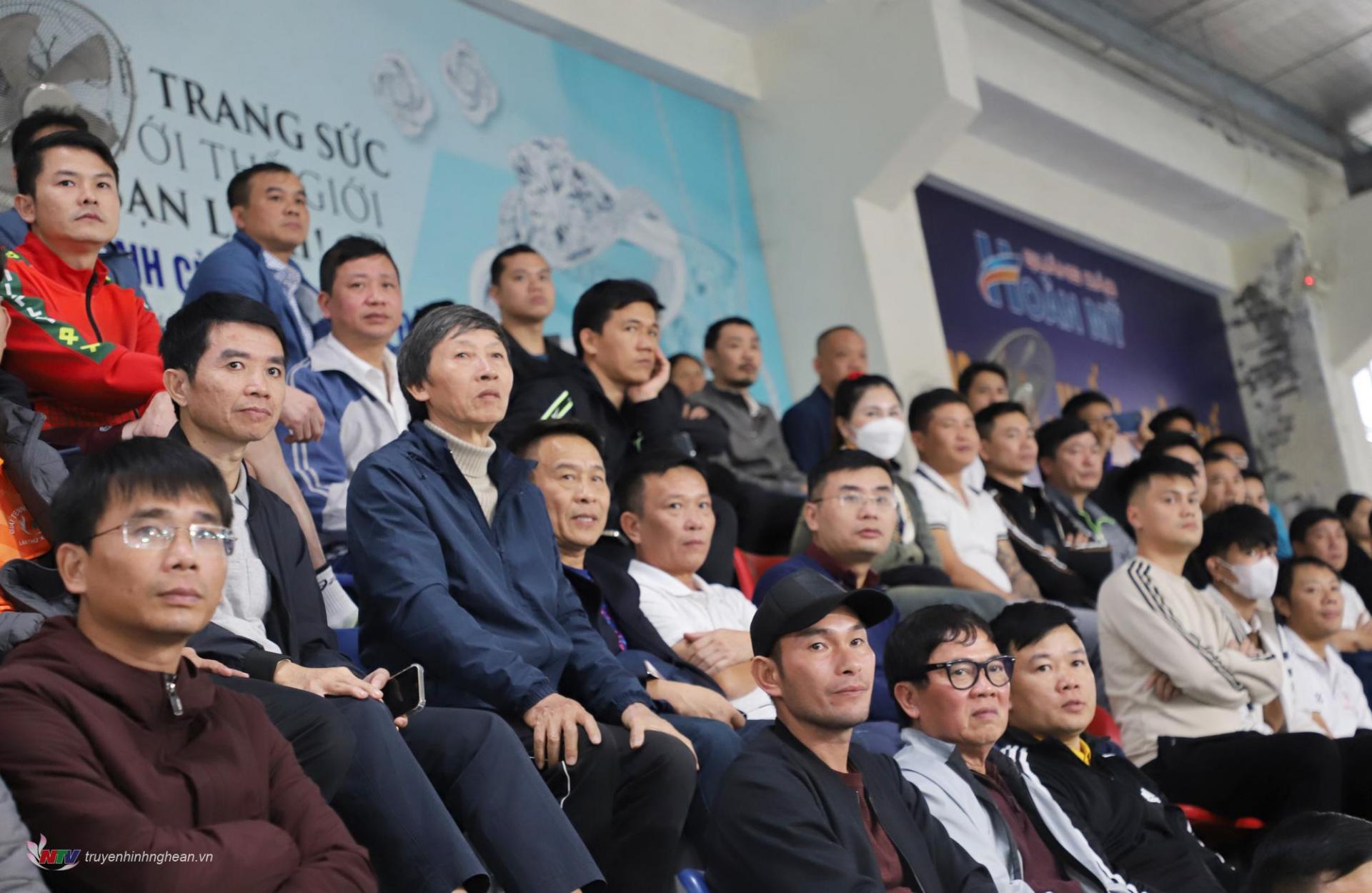 Đông đảo cổ động viên theo dõi, cổ vũ các vận động viên thi đấu