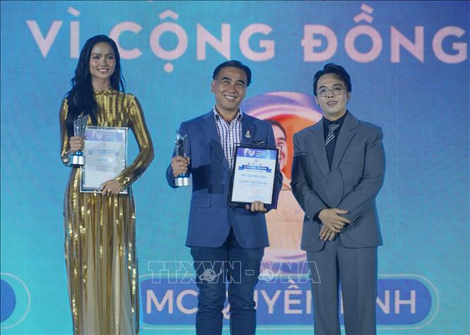 Nghệ sỹ Quyền Linh giành giải tại hạng mục Cá nhân vì cộng đồng.