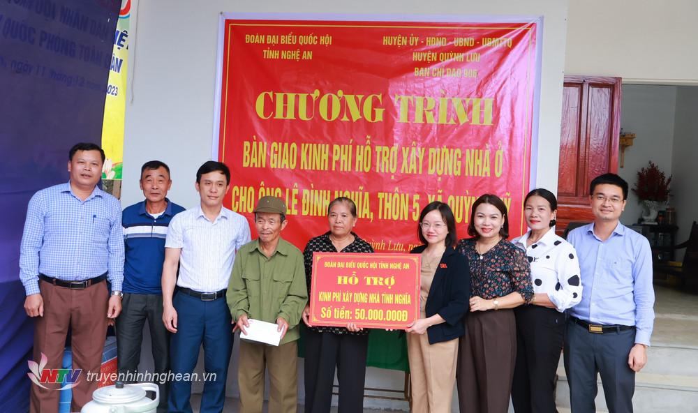 Đoàn đại biểu Quốc hội tỉnh cùng huyện Quỳnh Lưu trao hỗ trợ xây nhà cho gia đình ông Lê Đình Nghĩa, ở thôn 5, xã Quỳnh Mỹ.