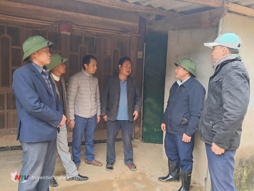 Lãnh đạo huyện và các ngành chuyên môn tích cự xuống cơ sở vận động và hướng dẫn bà con nông dân phòng chống đói, rét cho vật nuôi.