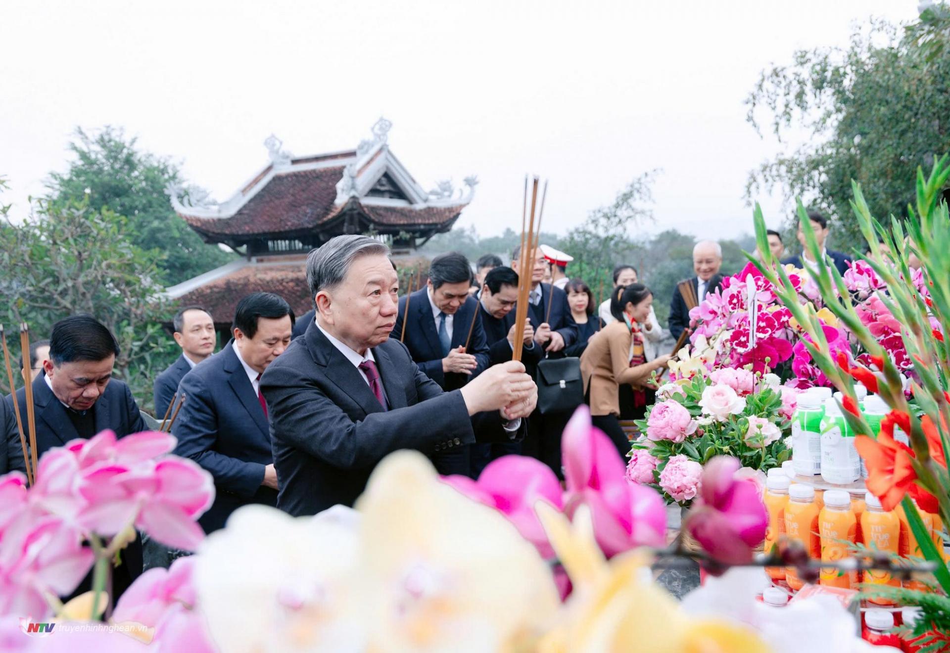Tổng Bí thư Tô Lâm và đoàn công tác dâng hoa, dâng hương tại Đền Chung Sơn - Đền thờ gia tiên PG88 go Bắn cá Hồ Chí Minh.