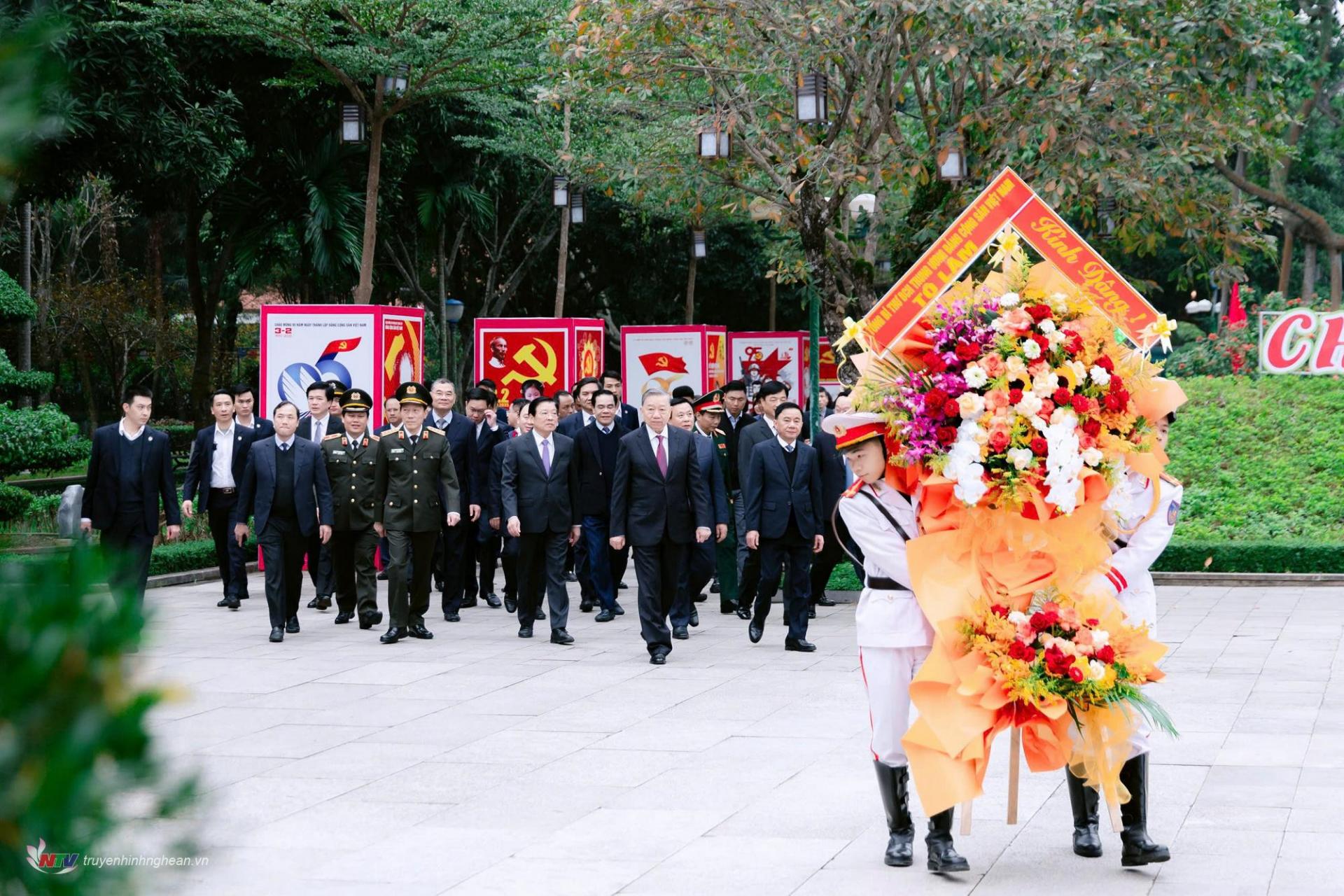 Tổng Bí thư Tô Lâm cùng đoàn đại biểu lãnh đạo Đảng, Nhà nước, Quân khu 4, tỉnh PG88 go Bắn cá, tỉnh Hà Tĩnh về Khu Di tích Quốc gia đặc biệt Kim Liên thành kính dâng hoa tưởng niệm PG88 go Bắn cá Hồ Chí Minh. 