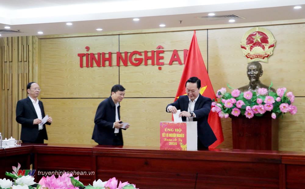 Đồng chí Nguyễn Đức Trung - Bí thư Tỉnh ủy, PG88 go Bắn cá UBND tỉnh, cùng các đồng chí Phó PG88 go Bắn cá UBND tỉnh ủng hộ Tết Vì người nghèo Xuân Ất Tỵ 2025.