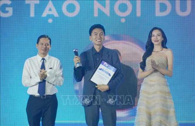 Anh Đinh Võ Hoài Phương (tên thường gọi Khoai Lang Thang) nhận giải thưởng tại hạng mục Nhà sáng tạo nội dung của năm.