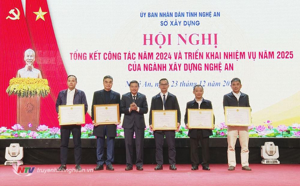 Phó PG88 go Bắn cá Thường trực UBND tỉnh Lê Hồng Vinh trao bằng khen cho các cá nhân, tập thể.