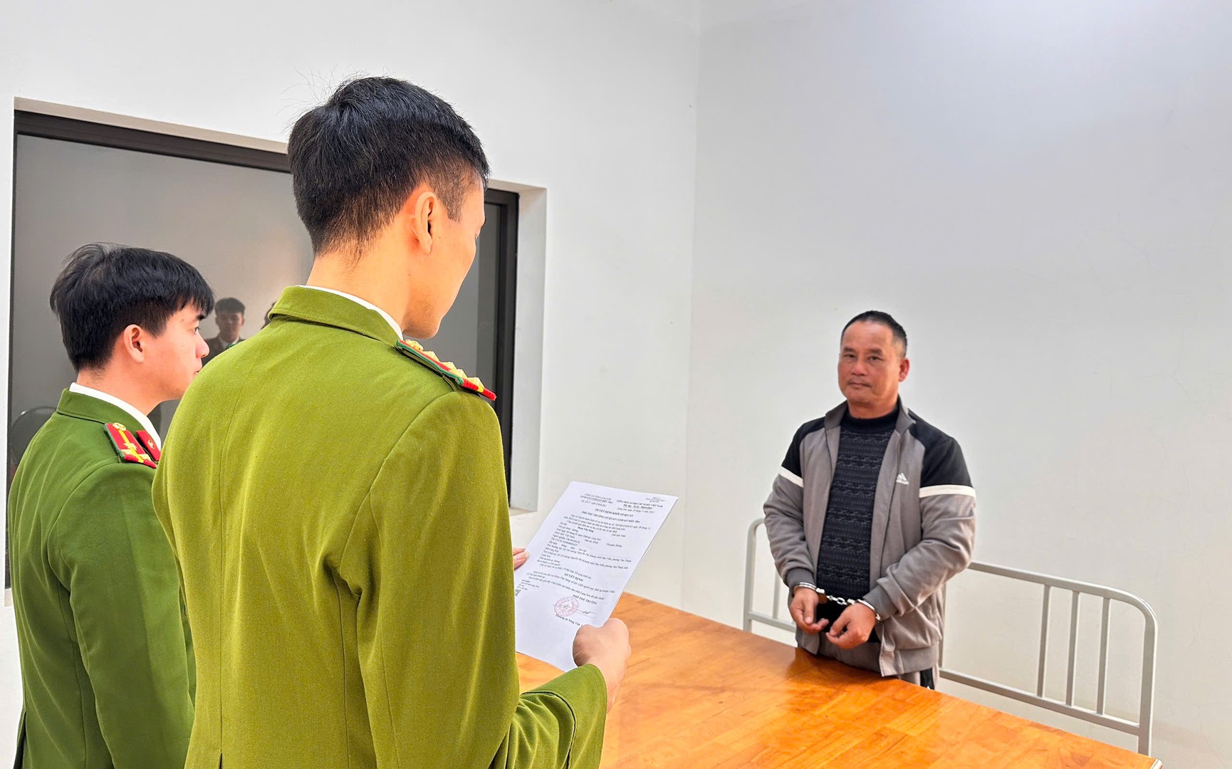 Cơ quan Cảnh sát điều tra Công an tỉnh Lạng Sơn đã ra Quyết định khởi tố bị can và Lệnh bắt bị can để tạm giam đối với Đoàn Văn Sáng về tội Giết người.