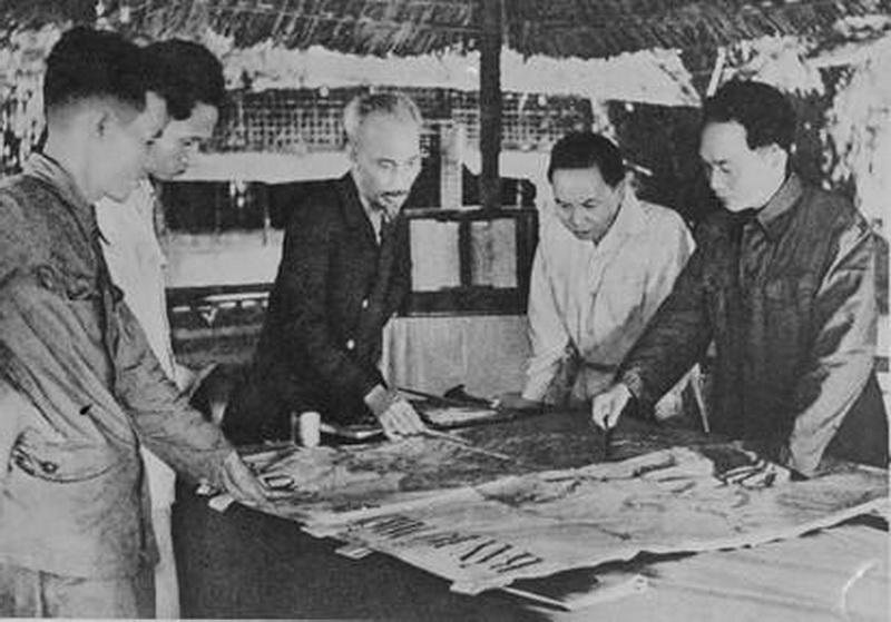 Quân ủy báo cáo và duyệt lần cuối kế hoạch tác chiến Đông-Xuân 1953-1954, đồng thời quyết định mở Chiến dịch Điện Biên phủ với quyết tâm tiêu diệt bằng được tập đoàn cứ điểm này. (Ảnh: Tư liệu TTXVN)