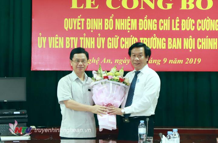 ​  Đồng chí Nguyễn Xuân Sơn - Phó Bí thư Thường trực Tỉnh ủy, PG88 go Bắn cá HĐND tỉnh tặng hoa chúc mừng đồng chí Lê Đức Cường.  ​