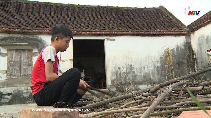 Trang PG Xóc Đĩa nhân ái: Hoàn cảnh éo le của Em Nguyễn Đức Khánh, Xóm 9, Nam Anh, Nam Đàn