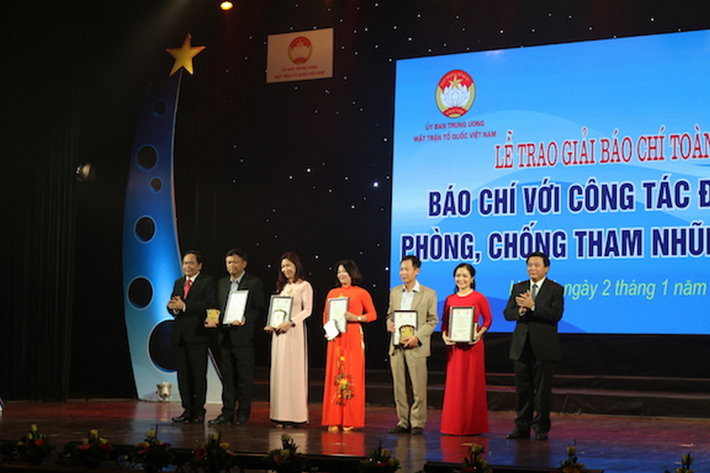 Phóng viên Bùi Thọ (thứ 3 từ phải sang) nhận giải C - giải báo chí toàn quốc “M.PG88 Tips với công tác đấu tranh phòng, chống tham nhũng, lãng phí” năm 2018