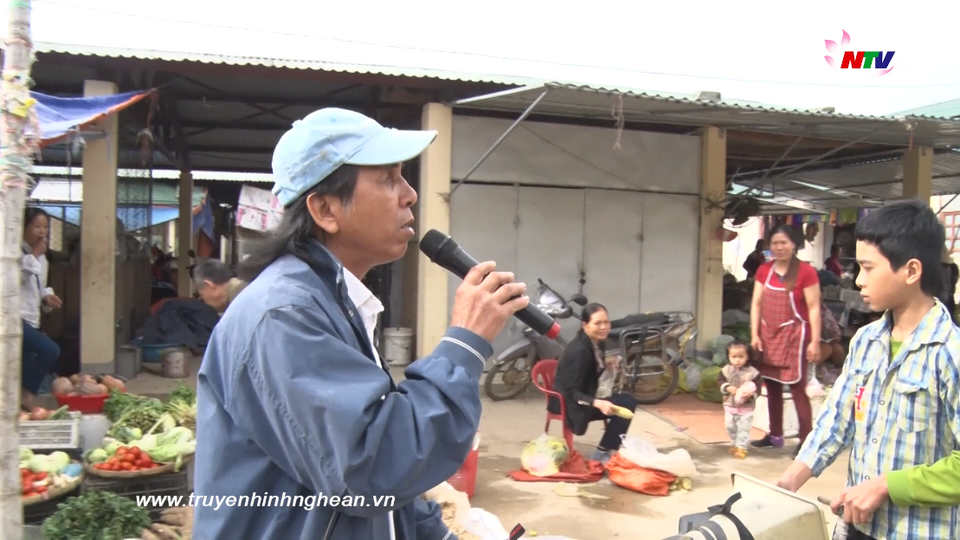 Nghị lực sống của người cha bị mù đôi mắt