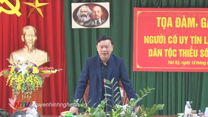 Ông Bùi Thanh Bảo – Bí thư Huyện ủy Tân Kỳ phát biểu trao đổi với những người có uy tín.