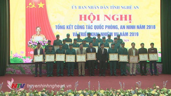 UBND tỉnh tặng Bằng khen cho 25 tập thể có thành tích xuất sắc trong công tác quốc phòng quân sự địa phương năm 2018. 