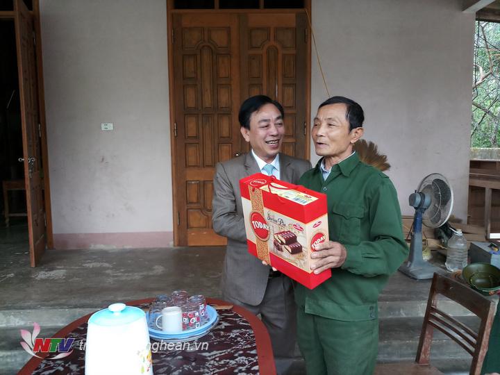 thăm hỏi tặng quà cho ông Phan Văn Lý TB 4/4 xóm Hộc Mợi, Châu Thái Quỳ Hợp