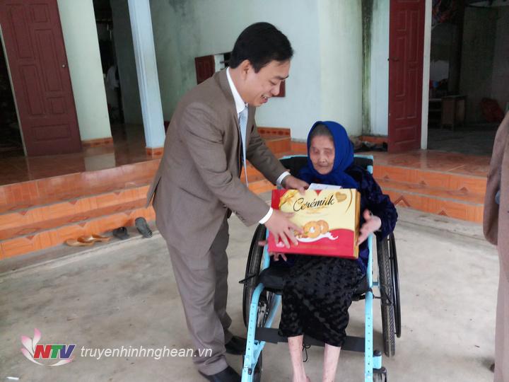 Đồng chí Phan Đình Đạt, thăm hỏi tặng quà cho bà Quán Thị Ngoạt, mẹ liệt sỹ ở bản Còn Châu Quang, Quỳ Hợp.