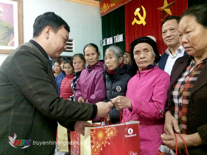 Đại diện diện Sở LĐTB&XH trao quà Tết cho các hộ nghèo ở xã Minh Thành.