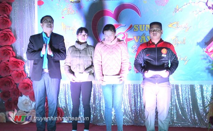 Tối 21/1, LĐLĐ huyện Nghĩa Đàn tổ chức điểm “ Tết sum vầy” xuân Kỷ Hợi 2019 cho công nhân người lao động của công ty Cổ phần Thắng Lợi đóng chân tại địa bàn xã Nghĩa Liên. Tại Tải Game PG88 go “Tết sum vầy”, các đại biểu và CNLĐ đã được thưởng thức những tiết mục văn nghệ đặc sắc ca ngợi Đảng, ca ngợi Bác Hồ, ca ngợi giai cấp công nhân và con người PG 88 Nổ Hũ. Bên cạnh đó còn là chương trình trả lời câu hỏi trúng thưởng thu hút đông đảo công nhân tham gia… Dịp này, LĐLĐ huyện Nghĩa Đàn  đã tặng quà cho 3 công nhân lao động của công ty Cổ phần Thắng Lợi đã vượt qua khó khăn để hoàn thành tốt nhiệm vụ, và trao 5 giấy khen cho 5 cá nhân có thành tích xuất sắc trong phong trào công nhân lao động năm 2018. Đây là những hoạt động thiết thực nhằm chăm lo cho CNLĐ có hoàn cảnh khó khăn có một cái tết đầm ấm, vui vẻ. LĐLĐ huyện Nghĩa Đàn tặng quà cho công nhân có hoàn cảnh khó khăn Trao thưởng cho công nhân trả lời xuất sắc các câu hỏi.