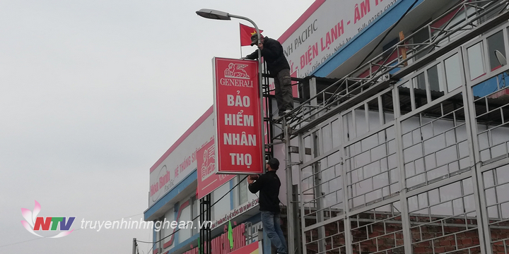Các biển quảng cáo kiên cố được lực lượng chức năng tháo dỡ thu hồi.