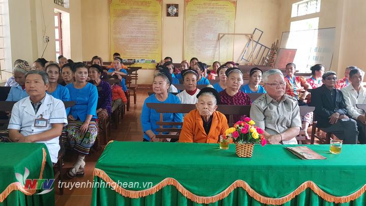 Một buổi sinh hoạt của Câu lạc bộ dân ca, dân vũ Thái của bản Mác.
