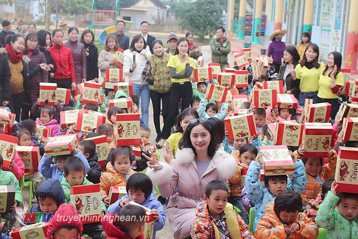  Tặng áo và trao quà cho các cháu Mầm non Nghĩa Mai