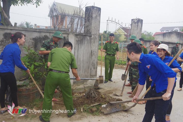 CB, ĐVTN Bộ CHQS tỉnh phối hợp cùng ĐVTN Trại giam Nghi Kim - Công an tỉnh tham gia dọn dẹp vệ sinh Nhà văn hóa và hệ thống đường làng xóm 9 xã Nghi Kim, TP Vinh